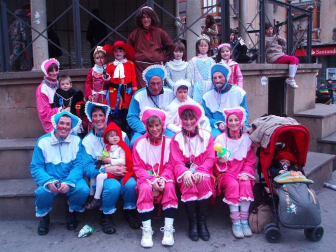 Ambiente, colorido, disfraces y multitud de personajes en las celebraciones de los Carnavales 2012 por las calles de Tafalla.