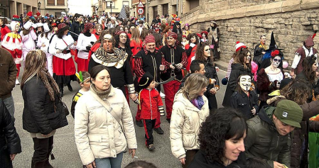 Ambiente, colorido, disfraces y multitud de personajes en las celebraciones de los Carnavales 2012 por las calles de Tafalla.