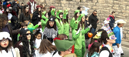Ambiente, colorido, disfraces y multitud de personajes en las celebraciones de los Carnavales 2012 por las calles de Tafalla.