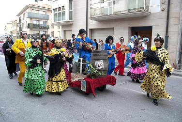 Ambiente, colorido, disfraces y multitud de personajes en las celebraciones de los Carnavales 2012 por las calles de Tafalla.