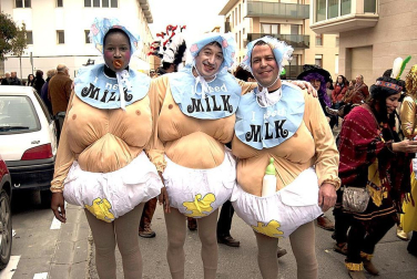 Ambiente, colorido, disfraces y multitud de personajes en las celebraciones de los Carnavales 2012 por las calles de Tafalla.