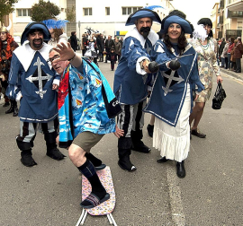 Ambiente, colorido, disfraces y multitud de personajes en las celebraciones de los Carnavales 2012 por las calles de Tafalla.
