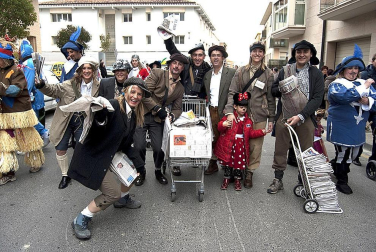 Ambiente, colorido, disfraces y multitud de personajes en las celebraciones de los Carnavales 2012 por las calles de Tafalla.