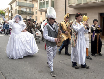 Ambiente, colorido, disfraces y multitud de personajes en las celebraciones de los Carnavales 2012 por las calles de Tafalla.