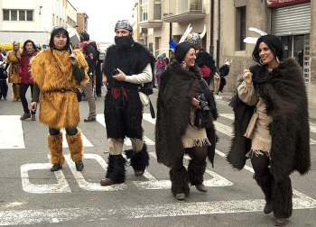 Ambiente, colorido, disfraces y multitud de personajes en las celebraciones de los Carnavales 2012 por las calles de Tafalla.