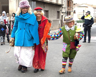Ambiente, colorido, disfraces y multitud de personajes en las celebraciones de los Carnavales 2012 por las calles de Tafalla.
