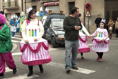 Ambiente, colorido, disfraces y multitud de personajes en las celebraciones de los Carnavales 2012 por las calles de Tafalla.