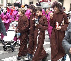 Ambiente, colorido, disfraces y multitud de personajes en las celebraciones de los Carnavales 2012 por las calles de Tafalla.