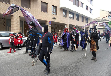 Ambiente, colorido, disfraces y multitud de personajes en las celebraciones de los Carnavales 2012 por las calles de Tafalla.