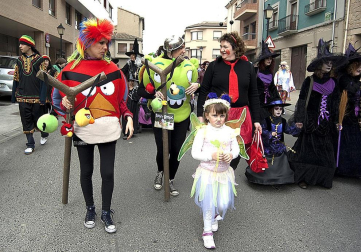 Ambiente, colorido, disfraces y multitud de personajes en las celebraciones de los Carnavales 2012 por las calles de Tafalla.