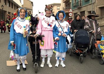 Ambiente, colorido, disfraces y multitud de personajes en las celebraciones de los Carnavales 2012 por las calles de Tafalla.