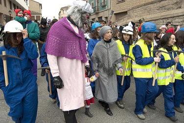 Ambiente, colorido, disfraces y multitud de personajes en las celebraciones de los Carnavales 2012 por las calles de Tafalla.