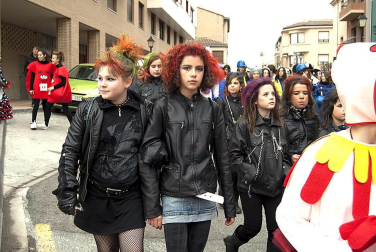 Ambiente, colorido, disfraces y multitud de personajes en las celebraciones de los Carnavales 2012 por las calles de Tafalla.