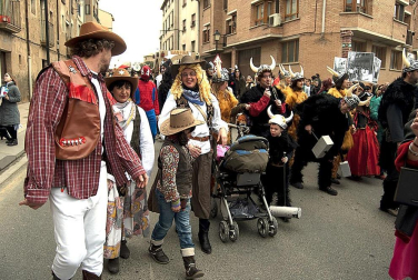 Ambiente, colorido, disfraces y multitud de personajes en las celebraciones de los Carnavales 2012 por las calles de Tafalla.
