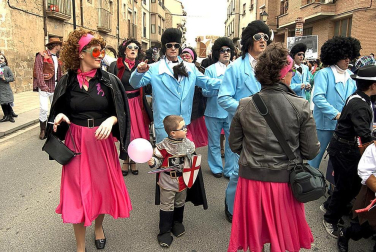 Ambiente, colorido, disfraces y multitud de personajes en las celebraciones de los Carnavales 2012 por las calles de Tafalla.