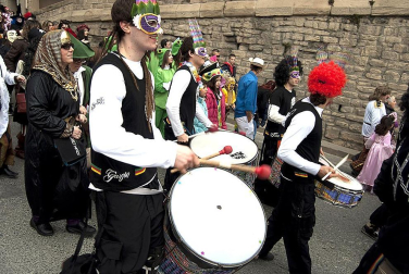 Ambiente, colorido, disfraces y multitud de personajes en las celebraciones de los Carnavales 2012 por las calles de Tafalla.
