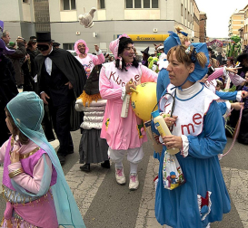 Ambiente, colorido, disfraces y multitud de personajes en las celebraciones de los Carnavales 2012 por las calles de Tafalla.