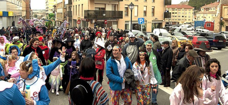 Ambiente, colorido, disfraces y multitud de personajes en las celebraciones de los Carnavales 2012 por las calles de Tafalla.