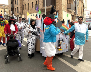 Ambiente, colorido, disfraces y multitud de personajes en las celebraciones de los Carnavales 2012 por las calles de Tafalla.