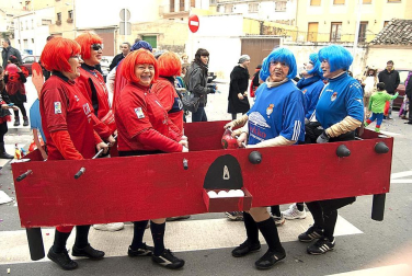 Ambiente, colorido, disfraces y multitud de personajes en las celebraciones de los Carnavales 2012 por las calles de Tafalla.