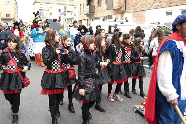 Ambiente, colorido, disfraces y multitud de personajes en las celebraciones de los Carnavales 2012 por las calles de Tafalla.