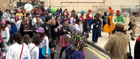 Ambiente, colorido, disfraces y multitud de personajes en las celebraciones de los Carnavales 2012 por las calles de Tafalla.