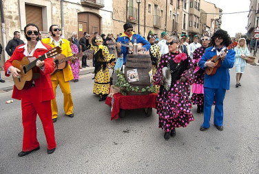 Ambiente, colorido, disfraces y multitud de personajes en las celebraciones de los Carnavales 2012 por las calles de Tafalla.