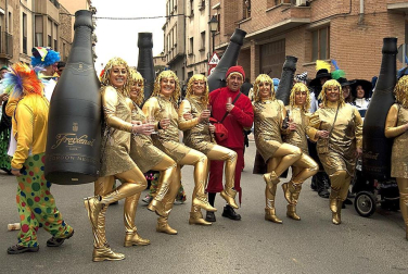 Ambiente, colorido, disfraces y multitud de personajes en las celebraciones de los Carnavales 2012 por las calles de Tafalla.