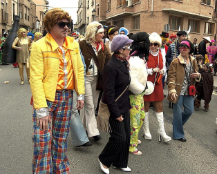 Ambiente, colorido, disfraces y multitud de personajes en las celebraciones de los Carnavales 2012 por las calles de Tafalla.