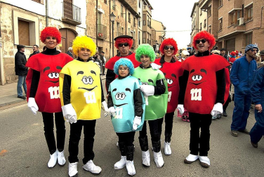 Ambiente, colorido, disfraces y multitud de personajes en las celebraciones de los Carnavales 2012 por las calles de Tafalla.