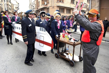 Ambiente, colorido, disfraces y multitud de personajes en las celebraciones de los Carnavales 2012 por las calles de Tafalla.