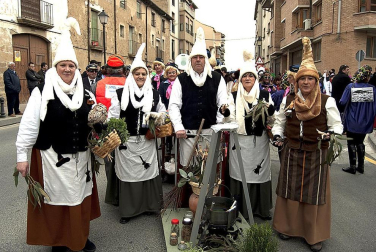 Ambiente, colorido, disfraces y multitud de personajes en las celebraciones de los Carnavales 2012 por las calles de Tafalla.