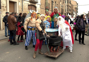 Ambiente, colorido, disfraces y multitud de personajes en las celebraciones de los Carnavales 2012 por las calles de Tafalla.