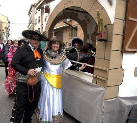 Ambiente, colorido, disfraces y multitud de personajes en las celebraciones de los Carnavales 2012 por las calles de Tafalla.