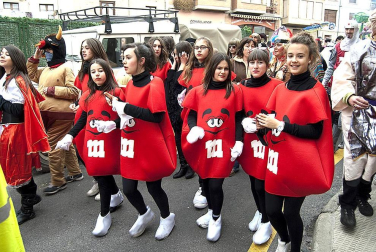 Ambiente, colorido, disfraces y multitud de personajes en las celebraciones de los Carnavales 2012 por las calles de Tafalla.