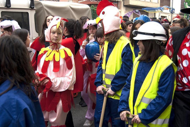 Ambiente, colorido, disfraces y multitud de personajes en las celebraciones de los Carnavales 2012 por las calles de Tafalla.