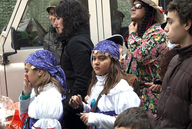 Ambiente, colorido, disfraces y multitud de personajes en las celebraciones de los Carnavales 2012 por las calles de Tafalla.
