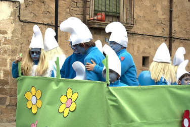 Ambiente, colorido, disfraces y multitud de personajes en las celebraciones de los Carnavales 2012 por las calles de Tafalla.