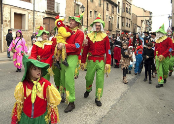 Ambiente, colorido, disfraces y multitud de personajes en las celebraciones de los Carnavales 2012 por las calles de Tafalla.