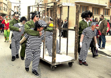 Ambiente, colorido, disfraces y multitud de personajes en las celebraciones de los Carnavales 2012 por las calles de Tafalla.