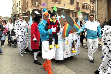 Ambiente, colorido, disfraces y multitud de personajes en las celebraciones de los Carnavales 2012 por las calles de Tafalla.