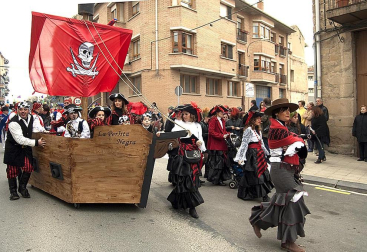 Ambiente, colorido, disfraces y multitud de personajes en las celebraciones de los Carnavales 2012 por las calles de Tafalla.