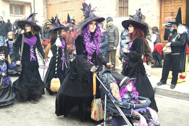 Ambiente, colorido, disfraces y multitud de personajes en las celebraciones de los Carnavales 2012 por las calles de Tafalla.