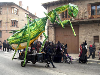 Ambiente, colorido, disfraces y multitud de personajes en las celebraciones de los Carnavales 2012 por las calles de Tafalla.