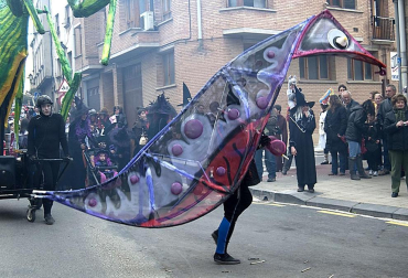 Ambiente, colorido, disfraces y multitud de personajes en las celebraciones de los Carnavales 2012 por las calles de Tafalla.
