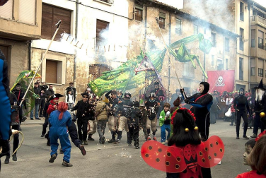 Ambiente, colorido, disfraces y multitud de personajes en las celebraciones de los Carnavales 2012 por las calles de Tafalla.