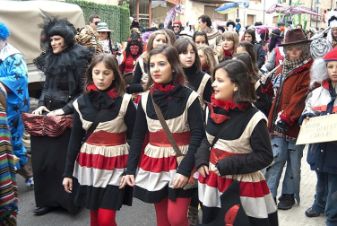 Ambiente, colorido, disfraces y multitud de personajes en las celebraciones de los Carnavales 2012 por las calles de Tafalla.