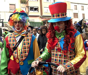 Ambiente, colorido, disfraces y multitud de personajes en las celebraciones de los Carnavales 2012 por las calles de Tafalla.