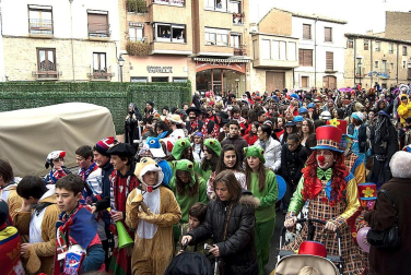 Ambiente, colorido, disfraces y multitud de personajes en las celebraciones de los Carnavales 2012 por las calles de Tafalla.