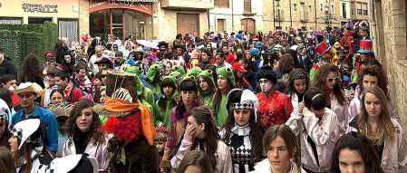 Ambiente, colorido, disfraces y multitud de personajes en las celebraciones de los Carnavales 2012 por las calles de Tafalla.